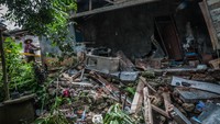 Bencana ini menyebabkan delapan rumah di Desa Cikotok rusak akibat pergerakan tanah, dua di antaranya rusak berat.