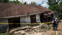 Warga melihat kondisi rumah yang rusak akibat pergerakan tanah di Desa Cikotok, Lebak, Banten, Rabu (1/12/2021).