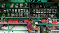 Pasar Taman Puring kerap jadi tujuan para penggemar otomotif yang hendak berburu beragam audio, khususnya audio mobil.