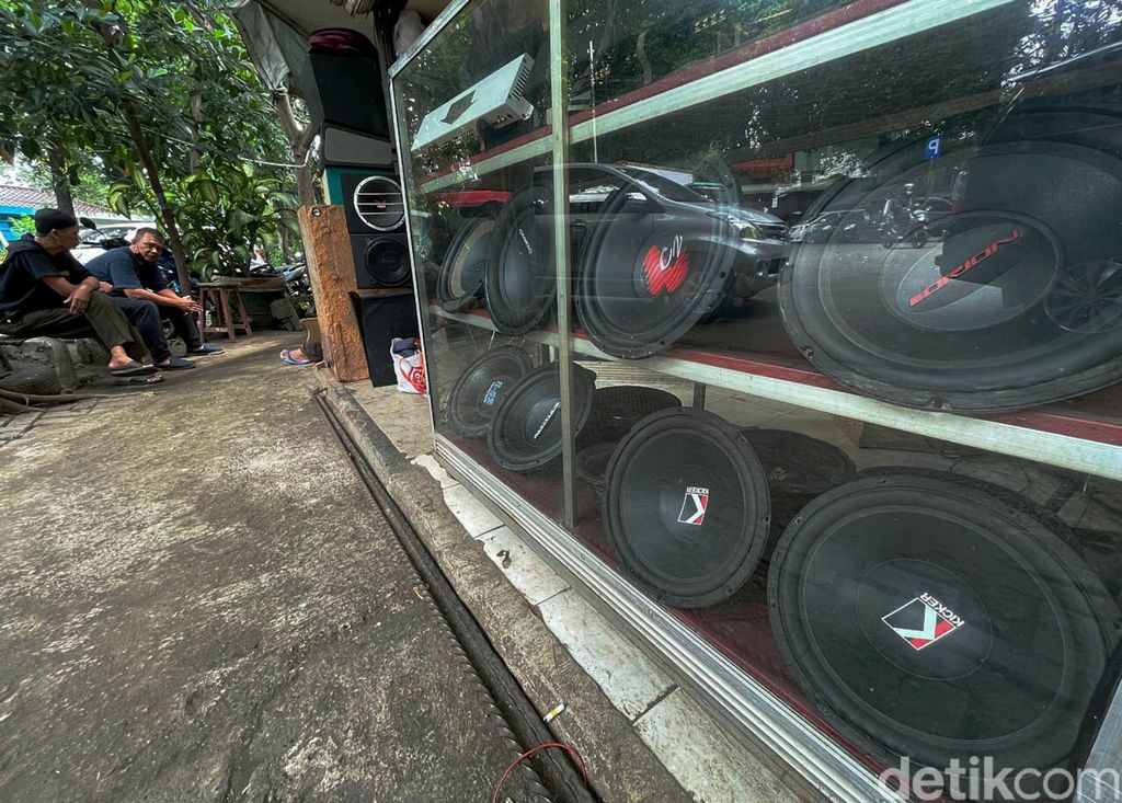Pasar Taman Puring kerap jadi tujuan orang-orang yang berburu aneka audio bekas. Di sana audio berbagai merek untuk beragam jenis mobil dijajakan. Penasaran?