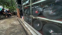 Meski begitu, sejumlah pedagang tetap bertahan dan menjual beragam audio. khususnya audio mobil yang masih kerap dicari oleh para penggemar otomotif.