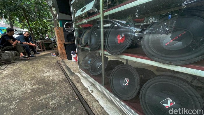 Pasar Taman Puring kerap jadi tujuan orang-orang yang berburu aneka audio bekas. Di sana audio berbagai merek untuk beragam jenis mobil dijajakan. Penasaran?
