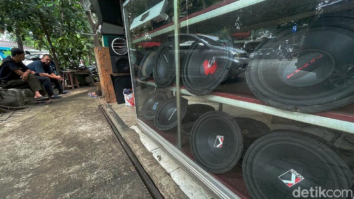 Berburu Aneka Audio Bekas di Pasar Taman Puring Pasar Taman Puring kerap jadi tujuan orang-orang yang berburu aneka audio bekas. Di sana audio berbagai merek untuk beragam jenis mobil dijajakan. Penasaran?