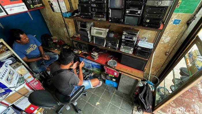 Berburu Aneka Audio Bekas di Pasar Taman Puring Pasar Taman Puring kerap jadi tujuan orang-orang yang berburu aneka audio bekas. Di sana audio berbagai merek untuk beragam jenis mobil dijajakan. Penasaran?