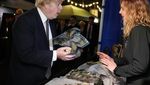 Momen PM Boris Johnson Bersepeda ke Pasar Malam