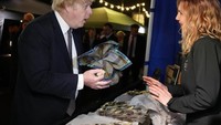 PM Boris Johnson saat di lapan penjual makanan dan minuman. Bersepeda menjadi bagian rutinitas sebagian besar warga London, termasuk PM Boris Johnson. Kendaraan ramah lingkungan tersebut banyak digunakan untuk aktifitas sehari-hari (komuter).