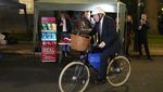 Momen PM Boris Johnson Bersepeda ke Pasar Malam