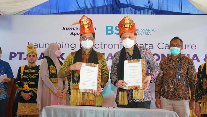 Bank Syariah Indonesia bekerja sama dengan Kimia Farma Apotek. Mereka meluncurkan EDC Syariah dan QRIS Syariah untuk konsumen Kimia Farma Apotek.
