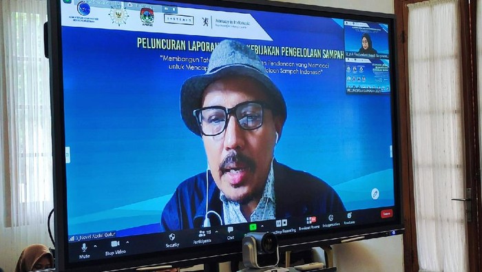 Bupati Ipuk Paparkan Pengelolaan Sampah Laut