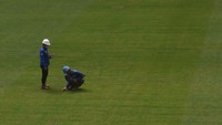 Pekerja mengecek rumput di Jakarta International Stadium, di Jakarta.