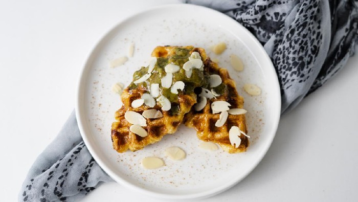 Croffle (a compound word of croissant and waffle) is a dessert where croissant raw paper is baked in a waffle pan and eaten with ice cream or maple syrup.