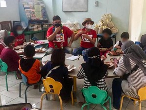 Dedikasi Bidan Ropina Sepenuh Hati Merawat Anak dengan HIV dan AIDS