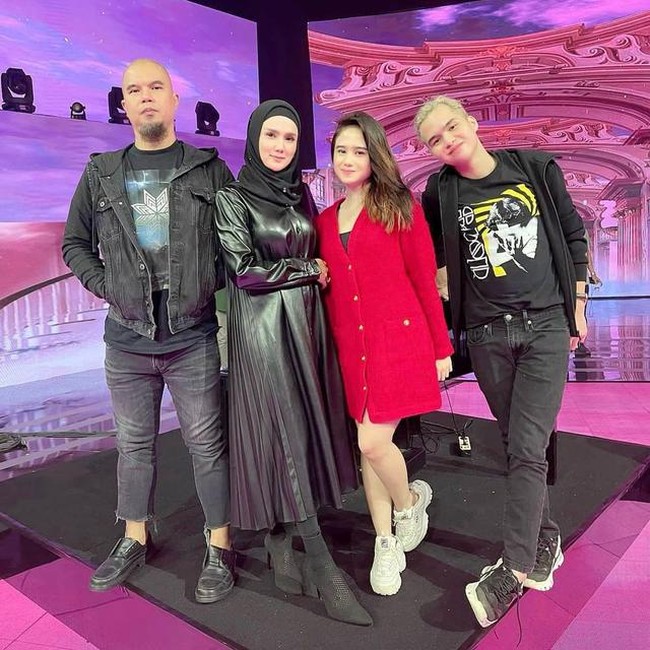 Walaupun sudah berniat memanggil Mulan dengan sebutan mami, namun Dul mengaku masih belum berkonsultasi dengan ayahnya mengenai panggilan apa yang pas diberikan kepada Mulan. Tapi gue belum diskusiin sama bokap apa panggilan yang pas, terangnya. Foto: Instagram