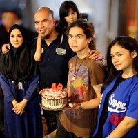 Sebelum memanggil Mulan dengan sebutan mami, Dul juga mengaku sudah meminta ijin tersebut kepada bundanya, Maia Estianty. Dan untungnya Maia pun menyetujui permintaan Dul tersebut. Foto: Instagram