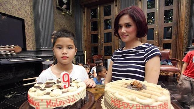 Dul sendiri diketahui juga memiliki tanggal ulang tahun yang sama dengan ibu sambungnya, Mulan Jameela. Sama-sama berulang tahun pada 23 Agustus, keduanya sering merayakan ulang tahun bersama. Foto: Instagram