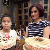 Dul sendiri diketahui juga memiliki tanggal ulang tahun yang sama dengan ibu sambungnya, Mulan Jameela. Sama-sama berulang tahun pada 23 Agustus, keduanya sering merayakan ulang tahun bersama. Foto: Instagram