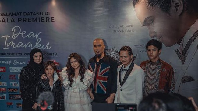 Dalam video yang diunggah pada 29 November 2021 itu Dul tampak mengobrol dengan Azriel dan membicarakan banyak hal, salah satunya mengenai keluarga mereka. Keduanya mengungkapkan bahwa mereka memang berasal dari keluarga yang broken home, dan tentu saja hal itu tidak mudah. Foto: Instagram