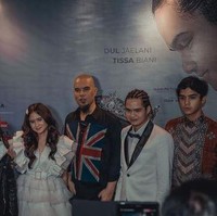 Dalam video yang diunggah pada 29 November 2021 itu Dul tampak mengobrol dengan Azriel dan membicarakan banyak hal, salah satunya mengenai keluarga mereka. Keduanya mengungkapkan bahwa mereka memang berasal dari keluarga yang broken home, dan tentu saja hal itu tidak mudah. Foto: Instagram