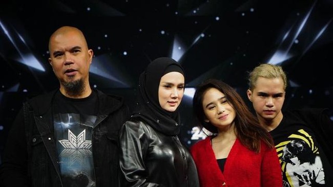 Begini foto Dul bersama Mulan Jameela dan keluarganya. Dul sendiri juga memiliki hubungan yang cukup dekat dengan adik-adik tirinya, Safeea dan Ahmad. Foto: Instagram