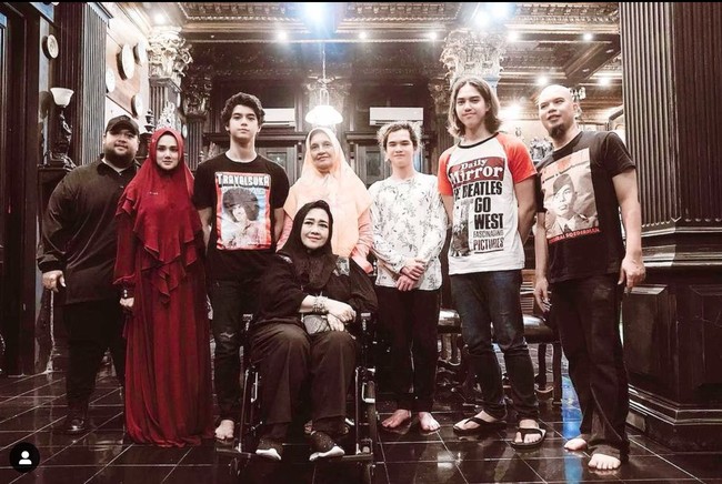 Dul sendiri mengatakan bahwa jika sebelumnya dirinya selalu memanggil Mulan dengan sebutan tante, maka saat ini Dul mulai mencoba memanggil Mulan dengan sebutan mami. Pada akhirnya kayak gue aja sekarang, gue berani, mulai memberanikan manggil tante Mulan mami, terang Dul. Foto: Instagram