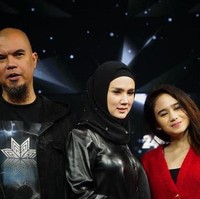 Begini foto Dul bersama Mulan Jameela dan keluarganya. Dul sendiri juga memiliki hubungan yang cukup dekat dengan adik-adik tirinya, Safeea dan Ahmad. Foto: Instagram