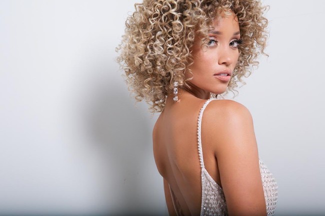 Persaingan di ajang Miss USA 2021, saingan Elle bisa dibilang cukup ketat. Ia berkompetisi dengan sosok-sosok yang inspiratif dan mencuri perhatian, seperti Kataluna Enriquez yang merupakan kontestan transgender pertama. Adapun Amanda Torchia, wanita Afghanistan pertama yang jadi Miss Connecticut, dan veteran tentara AU Iris Bates yang pernah mengidap PTSD. Foto: Instagram elle_to_the_no