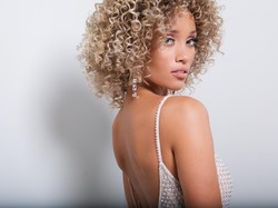 8 Potret Elle Smith, Reporter Berita Televisi yang Jadi Miss USA 2021