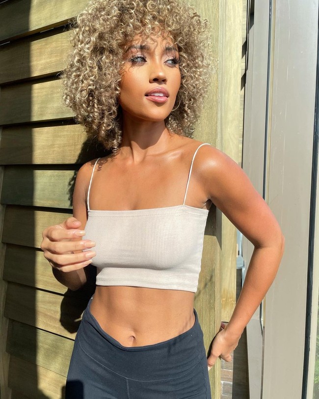 Wanita tersebut sudah cukup familiar dengan dunia ratu kecantikan. Sebelum menjadi Miss Kentucky dan Miss USA 2021, ia juga pernah dinobatkan sebagai Miss Ohio Teen USA 2013. Foto: Instagram elle_to_the_no