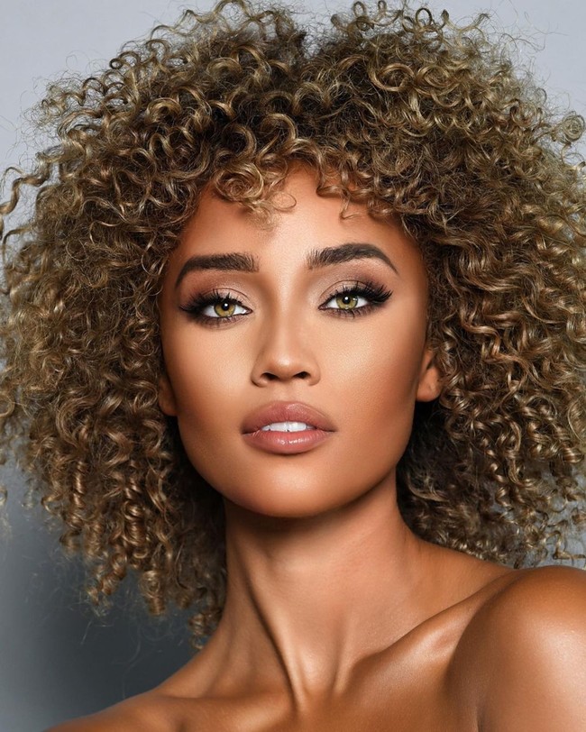 Elle Smith sendiri bisa dibilang juga punya latar belakang yang berbeda dari kebanyakan Miss USA. Ia adalah warga Amerika keturunan Afrika yang memilih tampil dengan rambut aslinya. Hal tersebut membuat penampilan wanita yang juga model itu terlihat unik.Foto: Instagram elle_to_the_no