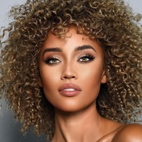 Elle Smith sendiri bisa dibilang juga punya latar belakang yang berbeda dari kebanyakan Miss USA. Ia adalah warga Amerika keturunan Afrika yang memilih tampil dengan rambut aslinya. Hal tersebut membuat penampilan wanita yang juga model itu terlihat unik.Foto: Instagram elle_to_the_no