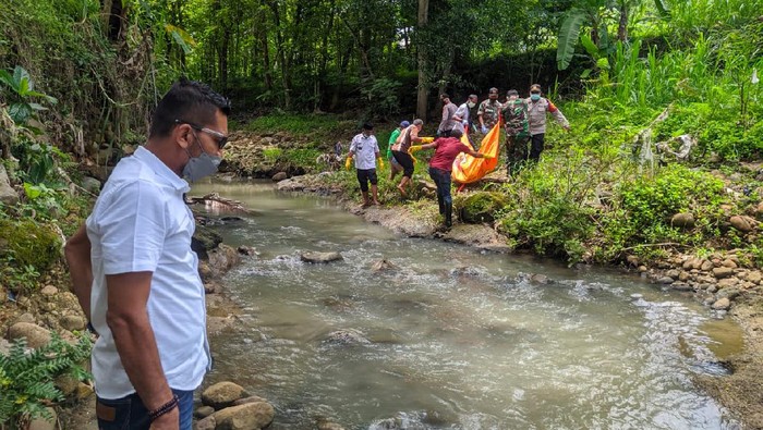 Evakuasi mayat wanita muda yang mengambang di Sungai Lunyu Boyolali, Rabu (1/12/2021).