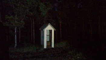 Bangunan terabaikan di tengah kegelapan. Berani main ke sana? Foto: reddit.com/r/LiminalSpace