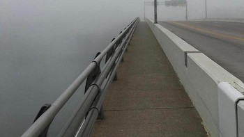 Jalanan kosong dan berkabut, seolah tidak ada kehidupan. Foto: reddit.com/r/LiminalSpace