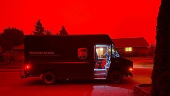 Kebakaran hutan di Oregon, Amerika Serikat membuat suasana seperti kiamat. Langit jadi merah. Foto: reddit.com/r/LiminalSpace)