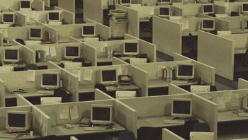 Kantor kosong ini terjadi saat WFH di tengah pandemi COVID-19. Foto: reddit.com/r/LiminalSpace