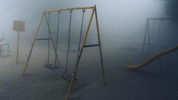 Taman kosong dan berkabut sehingga suasananya horor banget. Foto: reddit.com/r/LiminalSpace