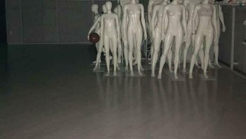 Kirain orang, tahunya manekin dalam kegelapan. Serem banget nih kalau berjumpa ini di mal atau gudang yang gelap. Foto: reddit.com/r/LiminalSpace