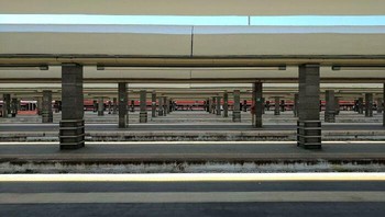 Stasiun kereta kosong melompong. Begini suasananya ya kalau manusia punah di dunia. Foto: reddit.com/r/LiminalSpace