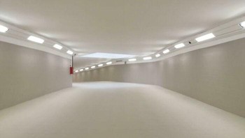 Sebuah lorong yang terang, tapi tidak ada siapa-siapa. Bisa bikin cemas nih. Foto: reddit.com/r/LiminalSpace