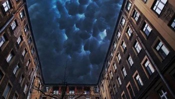 Melihat awan ini, rasanya langit seperti lagi runtuh. Foto: reddit.com/r/LiminalSpace