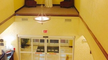 Siapa yang mau duduk duduk santai di sini, tapi lewat mana ya? Foto: Boredpanda