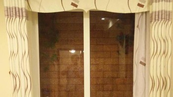 Buka jendela yang dilihat batu bata. Foto: Boredpanda