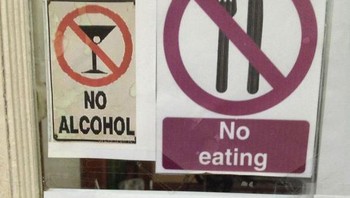 Aturan hotel tidak boleh minum alkohol, tidak boleh makan, tidak boleh tidur berduaan satu kasur untuk satu orang. Foto: Boredpanda