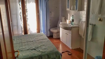 Penampakan salah satu hotel di italia, bagaimana rasanya ya tidur satu ruang dengan kloset. Foto: Boredpanda