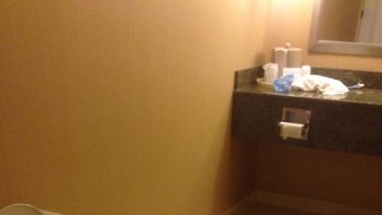 Jarak closet dengan tissue kejauhan. Foto: Boredpanda