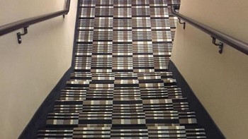 Awas jatuh turun tangga ini. Motif karpetnya bikin mata siwer. Foto: Boredpanda