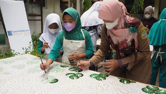 Gali Potensi Pembatik Cilik di Gunungkidul Beragam cara dilakukan berbagai pihak untuk melestarikan akar budaya pada generasi penerusnya. Seperti pembatik cilik di Gunungkidul ini salah satunya.