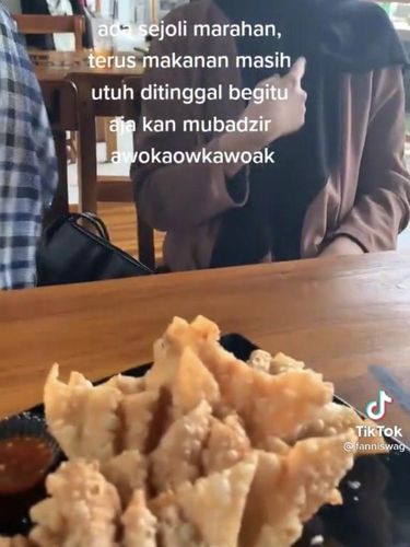 Gegara Ada Pasangan Ribut, Pengunjung Ini Malah Dapat Makanan Gratis