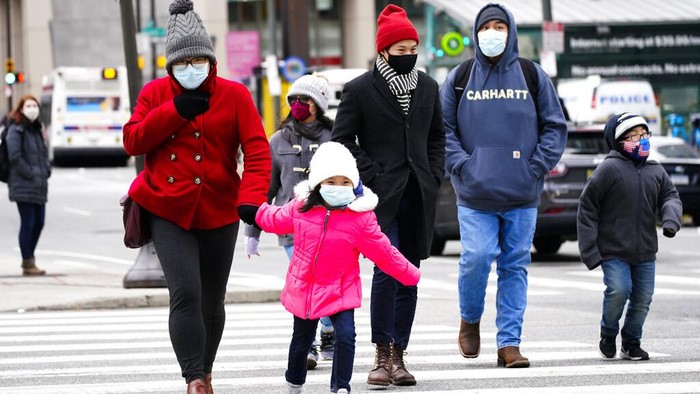 Munculnya varian Omicron membuat warga di berbagai negara dunia waspada. Di AS, warga kembali beraktivitas menggunakan masker dan ramai-ramai divaksin COVID-19.