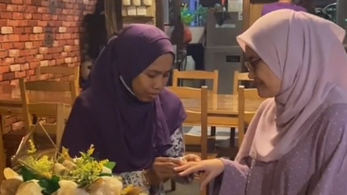 Gelar Tunangan Sederhana Gelar Tunangan Sederhana Bertempat di Rumah Makan